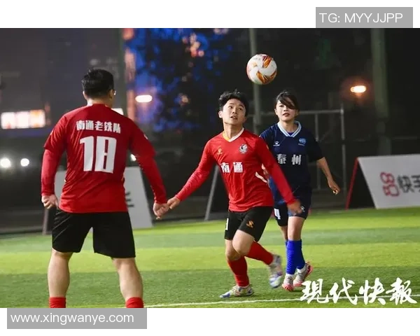 踢足球明星摆手视频引发热议球迷们的欢呼与期待交织在一起 踢足球明星摆手视频引发热议球迷们的欢呼与期待交织在一起